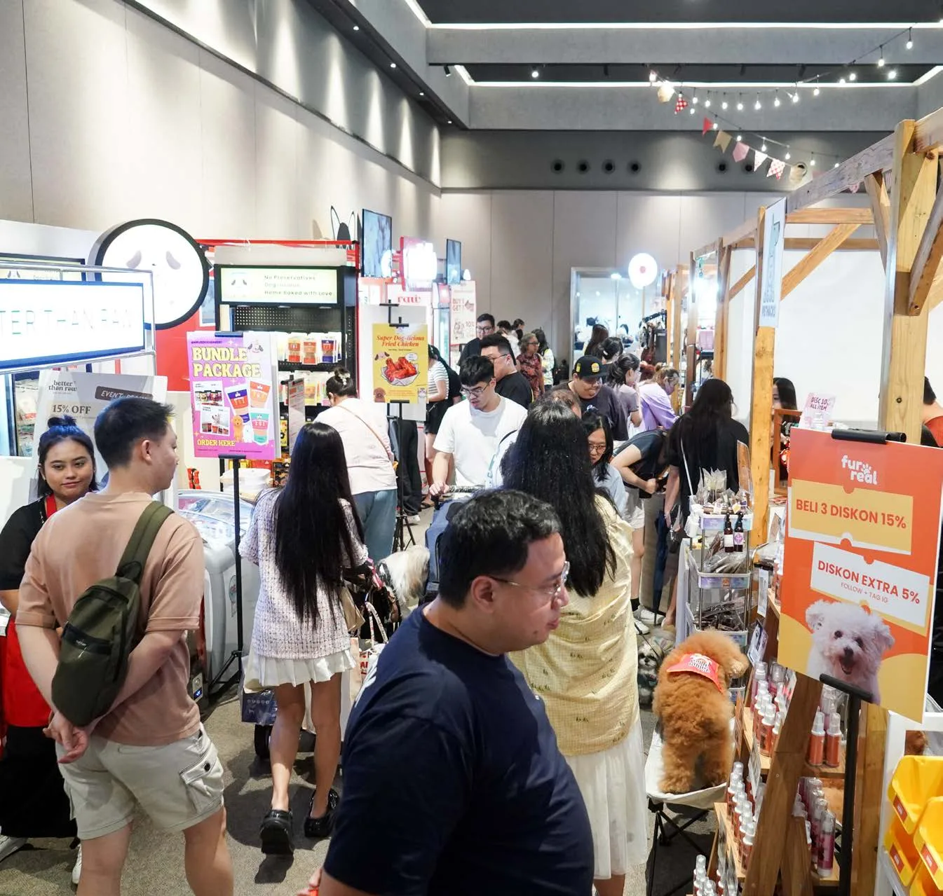 Tenant aisle at Pets Pawradise with visitors bringing their pets